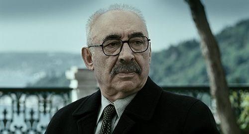 Usta oyuncu, aralk ay sonunda, ilk kez 40 yl nce stanbul ehir Tiyatrolar'nda oynad, Trk Tiyatrosu&#8217;nun lmsz klasiklerinden Zengin Mutfa ile yeniden tiyatro sahnesinde olacan dile getirdi.    Sanat, moderatrln Yekta Kopan'n yapt, grnt ve fotoraf ekilmesine izin verilmeyen etkinliin sonunda izleyicilerin sorularn yantlad.