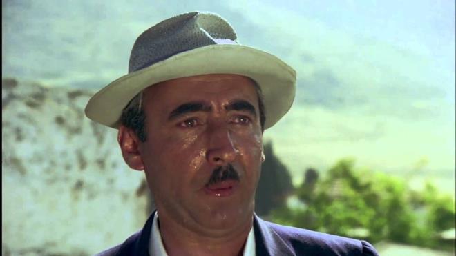 Figran olarak ok sayda sinema filminde rol aldna da dikkati eken en, baz rnekler vererek, "nde Kartal Tibet, Hlya Koyiit dans ediyor. Biz de arkada dans eden iftlerden biriyiz. Ben de zayfm. Arkada iki ka grnyor. Mesela Kadir nanr ile de var. Bir yerde garsonum. Hi konumam yok. Su brakyorum. Kadir de efkatli bir ekilde bana bakyor. Sahnem bu kadar. Cneyt Arkn ile bir sahnem var. Sinemada ilerlediim bir dnem, 2-3 cmle sylyorum. (Arkn) Yeralt dnyasnn kabadaylarndan biri. Kumarhane iletiyor. Herkes 'Aabey ho geldin' diyor. Ben de maan rulete yatran bir adamm. Para gidiyor. Sonra Cneyt'in ayaklarna kapanyorum. 'Aabey ben ettim, sen etme.' O da 'Verin bunun parasn. Bir daha gelirsen, ayaklarn krarm' diyor. Bunlar benim ilerleme, kendime yer etme rollerimdi." dedi.