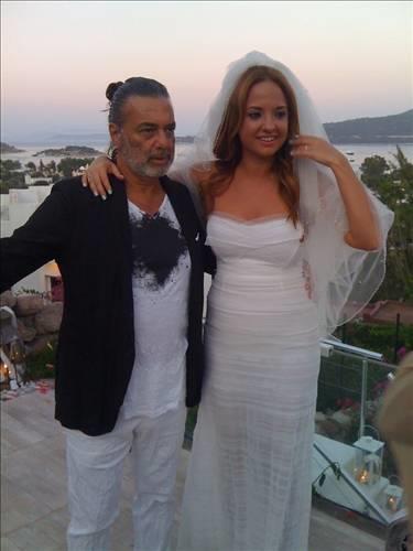 Boanmadan 17 gn sonra, 1 Temmuz 2011 tarihinde Ali Taran ile Aye zylmazel, Bodrum&#8217;da grkemli bir trenle evlenmilerdi. Ali Taran'n kanser olan boad ei Selma Ann Desmond bu evlilikten 4 ay sonra hayata veda etmiti. Ali Taran eski ei Selma Ann Desmond&#8217;un cenazesinde "Bana kzmakta sonuna kadar hakllar" demiti. Ali Taran ile Aye zylmazel'in 10 ay sren evlilikleri boanmayla bitmiti.