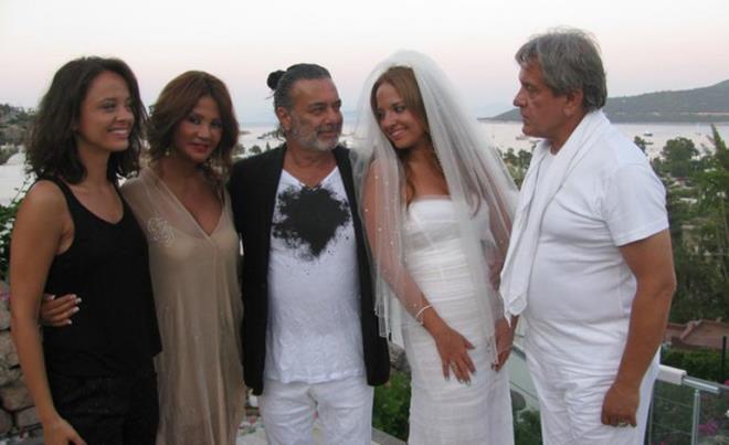 AL TARAN LE EVLL OLAY OLMUTU: Neco'nun kk kz Aye zylmazel Sabah gazetesinde ke yazarl yapyor. O da babas yandaki Ali Taran ile olan evlilii ile olay yaratmt. Ali Taran, kanser tedavisi gren ei Selma Ann Desmond&#8217;dan onun iin boanmt. Boanma karar uzun zaman konuulmu tepkilere neden olmutu.