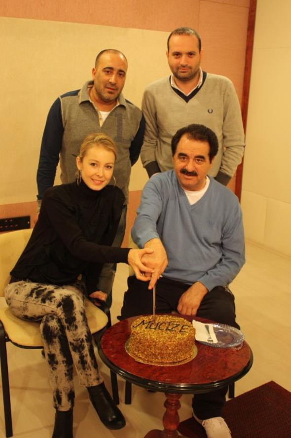 * 16 yanda tantm brahim Bey ile. Dizi bitti ben geri dndm, babam kaybettim. Tekrar stanbul&#8217;a dndmde 19-20 yandaydm. Her ey baladnda o 46 ben 20&#8217;li yalarmn bandaydm.  <br>  * Her kz ocuu babaya aktr. Bana eksik olduunda kz ocuklar baba sevgisini arar, huyu babasna benzeyeni arar, babasyla paralel gider&#8230;    <br>* Ak dediiniz ey zamanla oluyor. Ben ilk grte aka inanan biri deilim    * brahim Bey peime taklp zorla &#8216;ya benim olacaksn, ya kara topran&#8217; demedi. Yok yle bir ey.    * imdi olsa olur muydu, dnmek lazm. brahim Tatlses&#8217;in gc, babacan tavr etkiledi beni.