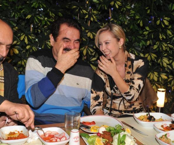 * O hala ok yakkl. Karizmas yeter. brahim Bey ile ufak bir srtmemiz oldu. &#8216;Yarn avukatna beni aratr msn&#8217; dedim. Ses kmad. Sonra mesaj attm &#8216;Ya avukatna beni arat yada ben avukata bulacam&#8217; dedim. Baktm 5 dakika sonra avukat arad.<br>    * Bizim iliki anlamnda her eyimiz bitmi. Bir arada olsak da eninde sonunda yine ayrlk. Denenmii denemeye gerek yok. Biz 2,5-3 ylda bitirdik. Yeniden evlenip 6 ayda bitirmeye gerek yok.  <br>  * Mimarm. Bursa&#8217;da ofisim var. Yurtdna almay dnyorum. uan Dubai ve Kuveyt&#8217;te otel projesi var.