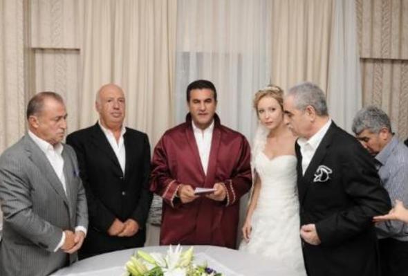 * Ben hibir zaman brahim Bey&#8217;in sevgisinden phe etmedim. Zerre phem olmad. Beni ok sevdiini biliyorum.  <br>  * Belki o saldr olmasayd, benimle evlenmezdi. Bilmem.  <br>  * Bizim kslk gibi bir durumumuzun olmas mmkn deil. liki anlamnda bir ey yok. Biz boandk, o defter almamak zere kapand.  <br>  * brahim Bey&#8217;in mal mlk azalr ama bitmez. Ben hibir ey almadan ktm. Hakim, Elif Ada&#8217;ya nafaka balayacakt. Ben onu da istemedim.