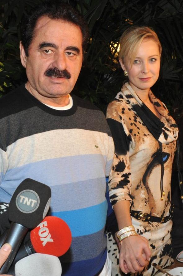 * Benim ok aka meke ayracak vaktim yok. e kouyorum, ocuuma kouyorum, annem Parkinson ona kouyorum. Srekli bir yere yetimek zorundaym. ocuumu servisle gnderemiyorum. Okula ben brakp ben alyorum. Kendi iime koturuyorum. Her eyim saatli benim.  <br>  * Elif Ada, Melek Zbeyde ile hi grmedi. Onun da yle bir talebi olmad. Dilan&#8217; ok seviyor. Ahmet Abisi&#8217;ni ok seviyor. O da Elif&#8217;e ok dkn. do ile de karlatklarnda gryorlar.  <br>  * Hayatma sevgili istemiyorum. Hayatm iime odakladm. Akla meke geirecek vaktim yok.