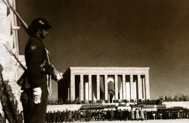 Ne olacaksam orada olaym&#8221; diyen Atatrk doktorlara,&#8221;Btn mesuliyet benimdir&#8230;Ankara&#8217;ya mutlaka gideceim&#8221; demitir, ama artk yatandan bile kalkamamaktadr.