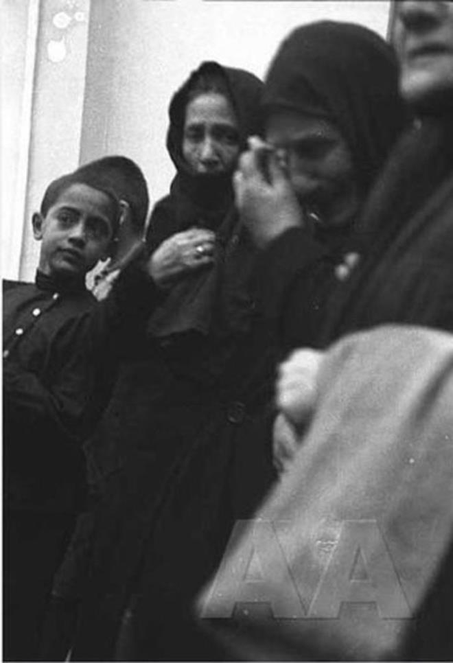 Genlerden birka hemen niformalaryla vapurdan atlayarak Ata&#8217;larna doru yzmeye, marlar sylemeye balar. Bu manzarayla fevkalade duygulanarak alayan Atatrk&#8217;n genlere sallad eli, gittike gcn kaybederek yana der&#8230;Gzyalar ierisinde &#8220;Yoruldum&#8230;&#8221; der.