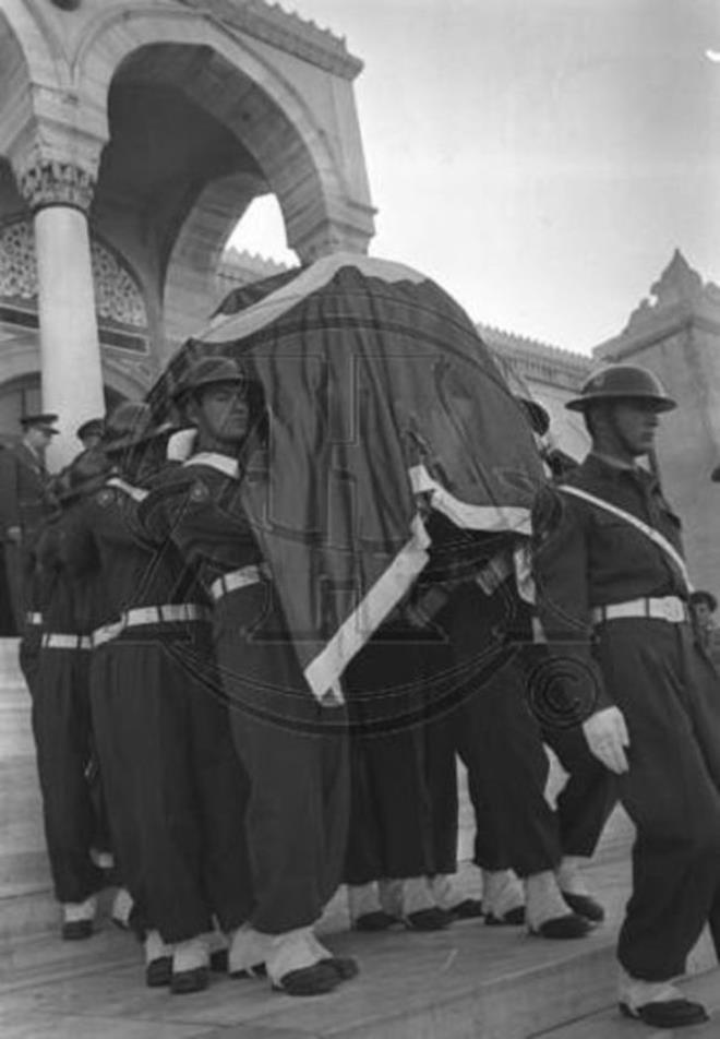 &#8221;Duyuyor musunuz&#8221; &#8220;Evet Paam&#8221; derler gzleri dolarak &#8220;Duyuyoruz&#8230; &#8221;Onlar, Cumhuriyeti emanet ettiim genlerimiz..&#8221; der gururla Atatrk. Sanki bir anda iyilemi, glenmi gibidir.  Oysa Atatrk&#8217;n odasnn yanndaki nbet odasnda Kl Ali,pencereyi am, genlere &#8220;Gidin!&#8221; diye iaret etmektedir.Oysa genler iyice comutur.&#8221;Yaa Atatrk, varol Atatrk!&#8221; diye barmakta, baz genler vapurdan suya atlayarak, saraya doru yzmeye almakta, &#8221;ATAmz grmek istiyoruz!&#8221; diye haykrmaktadr.