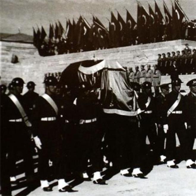 Bu srada yannda gene manevi kz Gken olan Atatrk, genlerin sesini duyarak heyecanlanr, yatanda dorulur ve heyecanla pencereden bakan Sabiha Gken&#8217;e seslenir:  &#8220;Bak Gken, genlerimin sesi&#8230; Duydun mu beni istiyorlar&#8230;&#8221; &#8220;Evet paam&#8221; der Gken, &#8221;Bir vapur dolusu gen&#8230;Askeri Lise rencileri&#8230;Cumhuriyet Bayram trenlerinden dnyor olmallar.