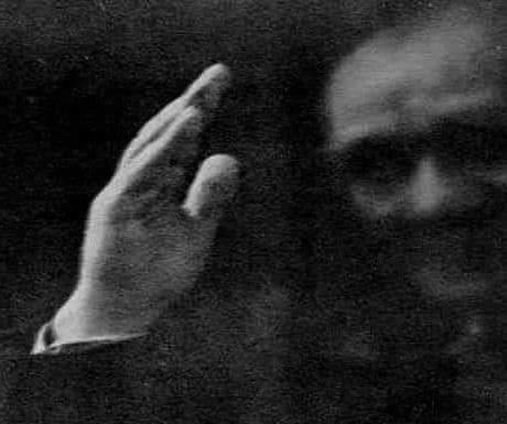 Kl Ali ve Salih Bozok,onu koltuu ile kucaklayarak, yatann yanna getirirlerken, dardan gelen tezahrat sesi, gittike ykselmektedir. Paann &#8220;Onlar grdm iin mutluyum&#8221; derken,yumduu gzlerinden ip gibi yalar szlmektedir. te bu fotoraf o an lmszletirmitir.