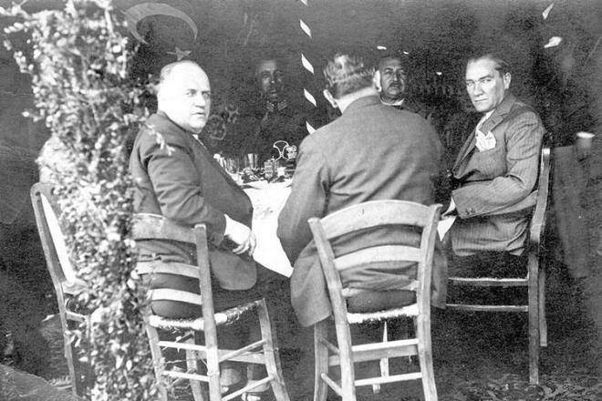 1931-1935 yllar arasnda ankaya Kk&#8217;nn as olarak grev yapan Halit Atay&#8217;n ifadelerine gre, Atatrk gne ok sade bir kahvaltyla balard. 1 bardak souk ayran ya da 1 kase yourt ve 1 dilim ekmekten ibaret bu kahvaltnn ardndan gazetelerini okurken stl kahvesini ierdi.