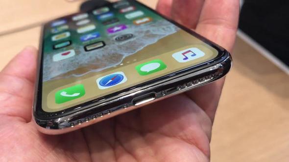 Baz iPhone X modellerinde ekrann tepki vermemeye balad veya ekrana dokunulmam olsa bile kendiliinden uygulamalarn ald belirtiliyor.