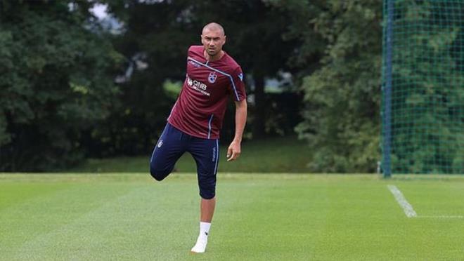 Muharrem Usta&#8217;nn grevi brakmasndan sonra greve gelen Ahmet Aaolu ve ynetim kuruluyla golc oyuncunun yldz bir trl barmad. Bordo-mavili kulbn alacaklarndan dolay iki kez TFF'ye ikayet eden Burak Ylmaz, ilk ikayetini 15 Mays 2018'de avukat araclyla yapmt.