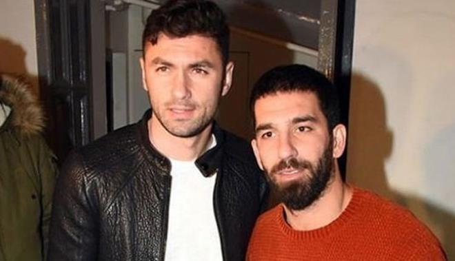 Burak Ylmaz, sezon banda transfer dneminin bitmesiyle birlikte Trkiye Futbol Federasyonu'na (TFF) alacaklarn tahsil edemedii gerekesiyle ikinci kez bordo-mavili kulb ikayet etti. 800 Bin Euro alacandan dolay Karadeniz ekibini ikayet eden baarl forvet, meselenin parasal olmadna vurgu yapsa da ynetimle ve camia ile ipleri iyice gerdi.