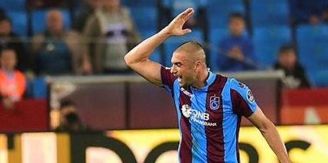 Teknik heyet ve taraftarlara eitli hareketlerde bulunan 33 yandaki futbolcunun gelecei bordo-mavili takmda tartlmaya baland.