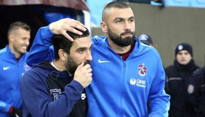 Burak ayn zamanda Emre Belzolu'nun da liderliini yapt takmda bask altnda hissetmeden yakn arkadalaryla ayn takmda forma giymek ve zirve yarndaki stanbul ekibinin ilk ampiyonluuna katk vermek istiyor.