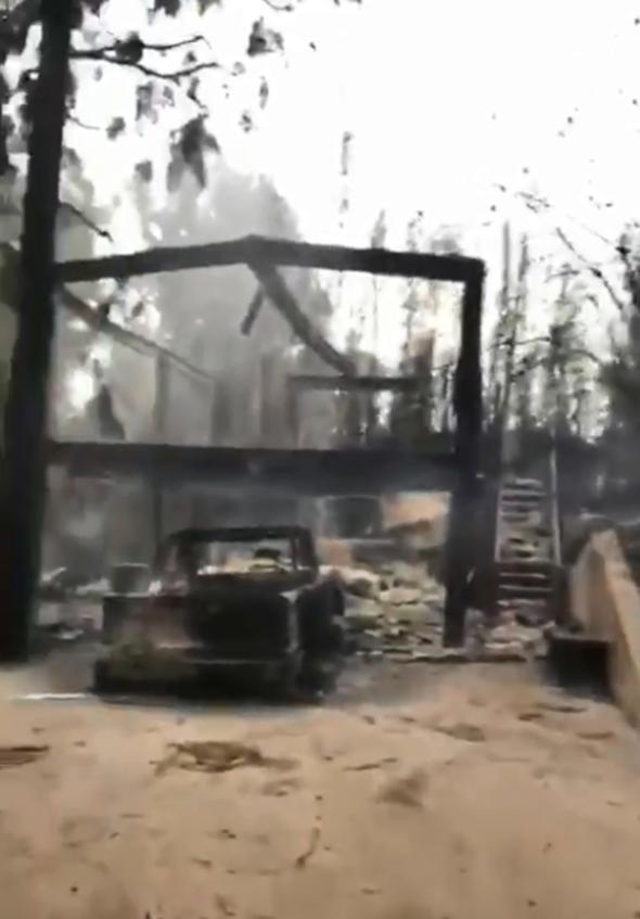 48 yandaki Butler, Malibu'da yangnda yok olan evinin nnde ektii fotoraf ve videolar Instagram sayfasnda paylat.