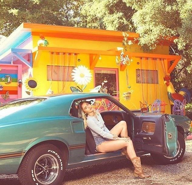 Dnyaca nl ABD&#8217;li arkc Miley Cyrus&#8217;un evi, California&#8217;da meydana gelen yangnda byk hasar grerek kullanlamaz hale geldi.      Cyrus&#8217;un 2,52 milyon dolarlk Malibu&#8217;daki evi, 29 kiinin hayatn kaybettii byk yangndan etkilendi.