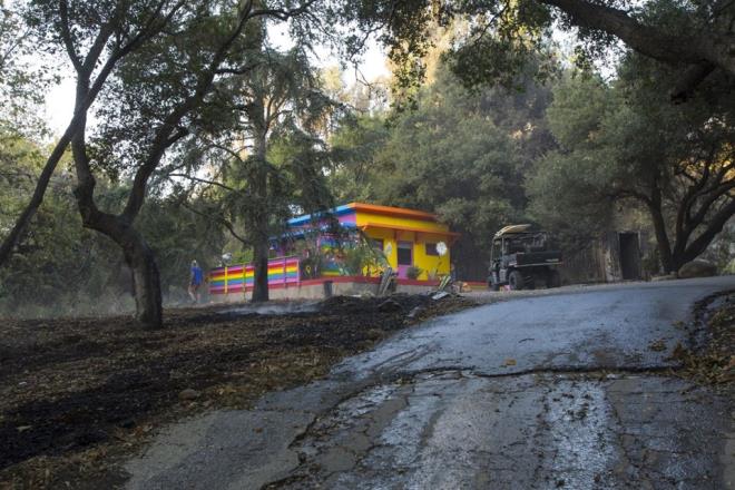 Gerard Butler, Robin Thicke ve Camille Grammer&#8217;n da evlerinin yand yangnla ilgili Cyrus u aklamay yapt:    &#8220;Ben ansl olanlardan biriyim. Hayvanlarm ve hayatmn aklar gvende, sorun yok.&#8221;