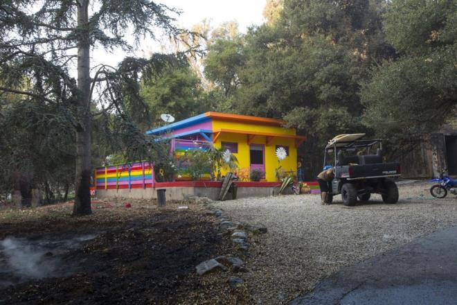 25 yandaki pop yldz, Instagram&#8217;dan yapt paylamla, gkkua renklerine boyatt orman iindeki evinin kullanlmaz durumda olduunu bildirdi.