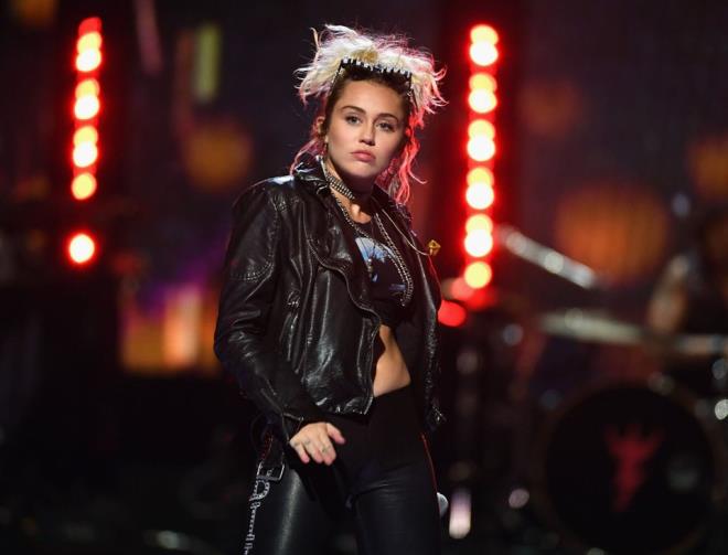 Yangnda iki katl, drt yatak odal ve  banyolu evini kaybeden Cyrus, &#8220;Evim kullanlamaz halde ama ailem ve arkadalarmla hatralarm hala gl. Geride kalanlardan dolay minnettarm. tfaiyecilere ve Los Angeles polisine sevgilerimi ve kranlarm gnderiyorum&#8221; dedi.