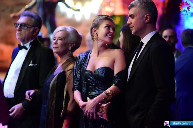 Buraya kadar her ey normal grnrken iler bir anda kart. Evden karken senaryo gerei uyuyan Yaz bebek, aradan saatler gemesine ramen hi uyanmad. Lavaboya gitmek iin kz Yaz' n bebek arabasn Akif'e brakan Faruk dndnde hala uyuyan kzn alarak eve gitti.