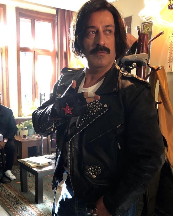 Ocak aynda Kaamak ve 2 Arada isminde 60 dakikalk ve iki bamsz hikaye ile izleyicilerinin karsnda olmaya hazrlanan usta komedyen Cem Ylmaz, nc filmi Emanet olacak. Ylmaz, nc filmi Emanet'in ekimlerine baladn duyururken oyuncu kadrosunu da paylat.