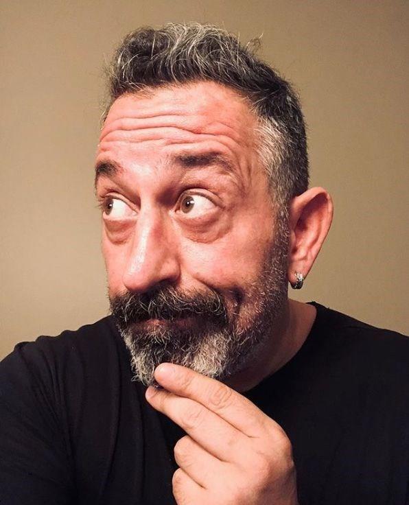 Cem Ylmaz'n yakn arkada Ozan Gven, fotorafn altna 'Cem bey hayrl olsun,Allah baba utandrmasn..Klktan kla giriyorsunuz maalllah...' yorumunu yapt.    Cem Ylmaz da Ozan Gven'e karlk olarak, 'Ozan bey bu sene byle ! Sanat konuulacak bu sene ben yle dnyorum..Yeni tiyatro oyununuzun takvimini seyircimiz iple ekiyor' dedi.