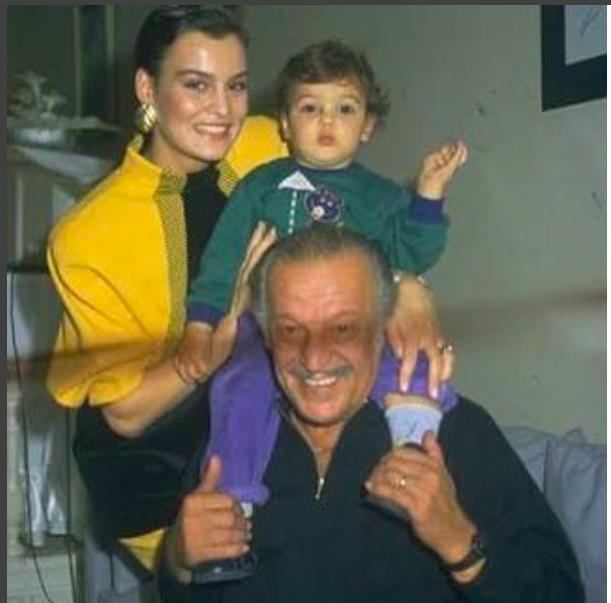 - Dedenizle olan en gzel anlarnzdan birini paylaabilir misiniz?  <br>  Biz ailecek Fenerbaheliyiz. Ben de, babam da, dedem de. Yllar nce dedem youn bakmdayken Fenerbahe&#8217;in Avrupa ma vard. Youn bakma televizyon kurdurtmutu; babam, ben, dedem ma izlemitik.