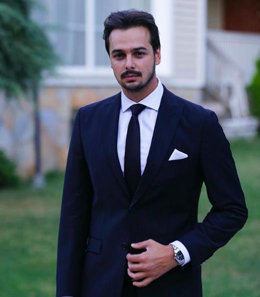 HERKES OK AIRTACAK: Kerem Alk&#8217;n olu Sadri Alk tiyatro oyunlarnda birok kez babasyla ayn sahneyi paylat fakat ilk kez bir dizi projesinde birlikte rol alacaklar.