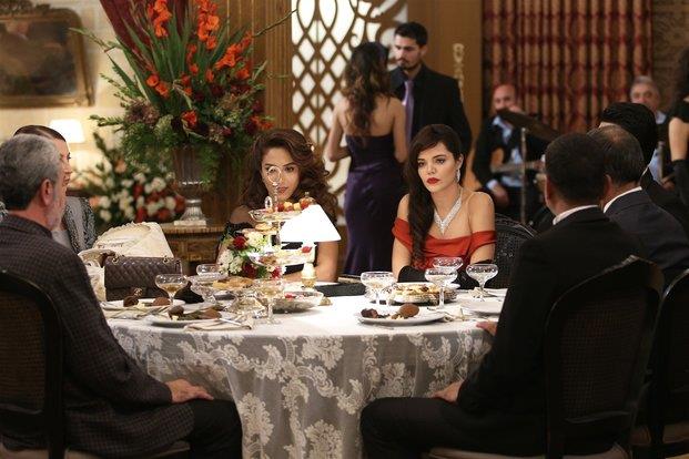 YEN BLMDE BYK SRPRZ: Barollerinde Vahide Perim, Murat nalm, Hilal Altnbilek ve Uur Gne gibi daha ok gen oyuncularn yer ald kadroya perembe gn yaynlanacak 10. blmde srpriz bir oyuncu daha katlyor.