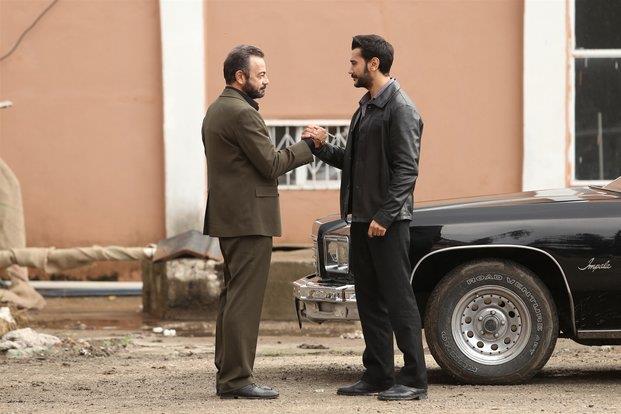 SADR ALIIK KADRODA: Bir Zamanlar ukurova'da en dikkat eken karakterlerden biri de usta oyuncu Kerem Alk'n hayat verdii Fekeli karakteri. Yeni blmde ise Fekeli'nin genliini olu Sadri Alk oynayacak.