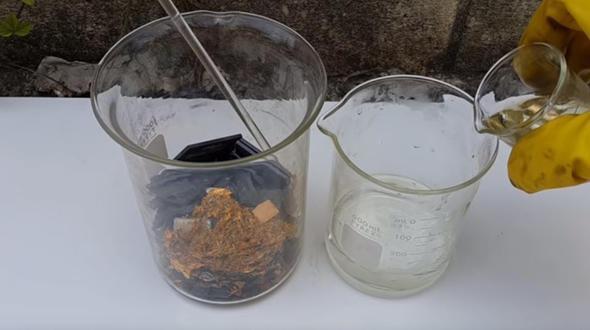 Bu iki asidi bir araya getiriyoruz. Nitrik asitin kartrlmas sonucu 'Kral Suyu' denilen zel bir asit elde ediyoruz.