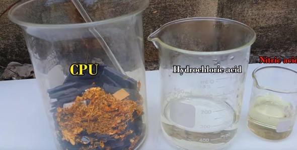 imdi bir sonraki aamaya geiyoruz. Nitrik asit, hidroklorik asit ayr kaplarda bekletiliyor.