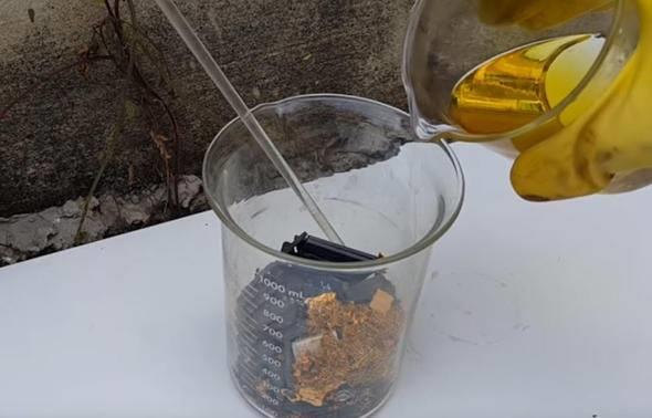 Bu asidi de ilemcilerin olduu kaba boaltyoruz.