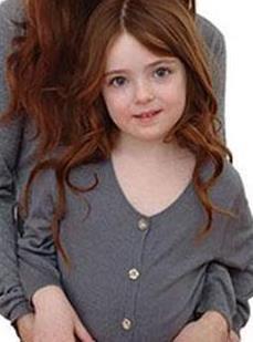 Kzl salar ve iri mavi gzleriyle bu kk kz size hangi nl oyuncuyu hatrlatt...