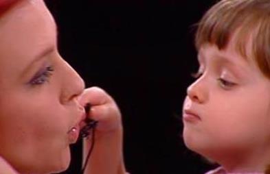 O da mavi gzleri ve kumral salaryla annesine ok benziyor.