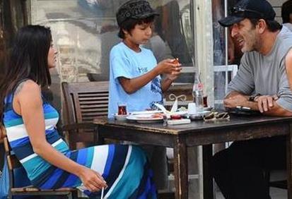 Osman Nejat'n annesiyle en ufak bir benzerlii yok.