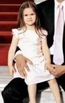 rem de sanki nl babasnn kopyas gibi grnyor.