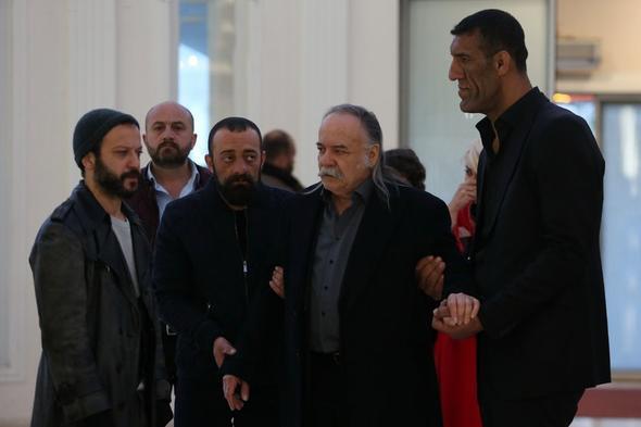 , drt gn oldu bir i bekliyorum. Bu yzden u sralar biraz ara verdim sandvi iine, kahvede alyorum haber gelene kadar. Ona gre devam edeceim. Hatta inaat iinde de altm. Hazr yaplan lks evlere korni takyorduk.