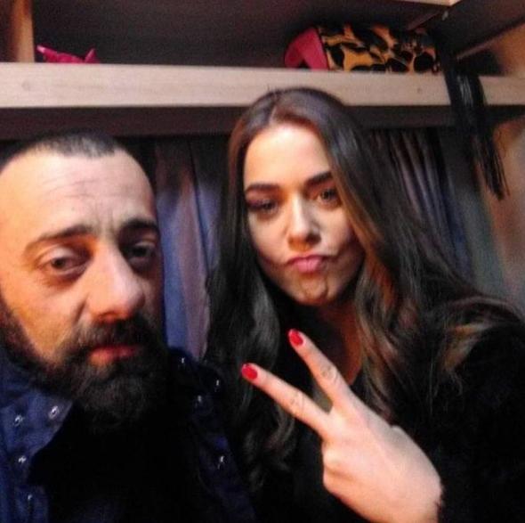 Ben de baktm olmuyor, gittim malzeme aldm. Mesela sandvi satacam ekmek iin frnla anlatm sabah 5&#8217;te gidiyordum, peynirimi aldm sabah erken saatlerde satmaya baladm.