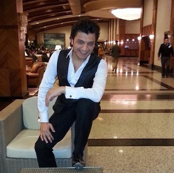 Harputlu, alanlar darp ettikten sonra maazadaki kyafetleri ve stantlar datp eyalar krd. alanlarn da cep telefonlarn duvara frlatt.