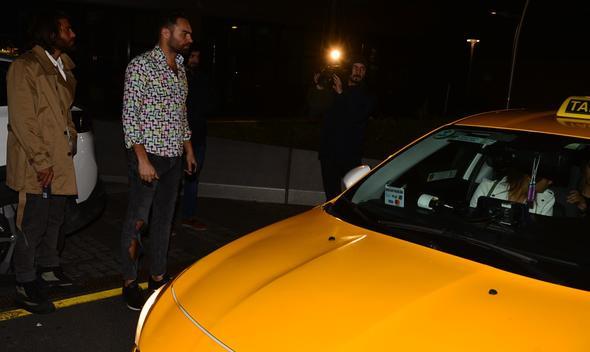 Ayn takside bulutular<br>    Yaadklar panii zerlerinden atamayan Demet zdemir ve Can Yaman, bir sre taksinin gelmesini bekledi. Demet zdemir gelen ilk taksiye binerken Yaman onu izledi.