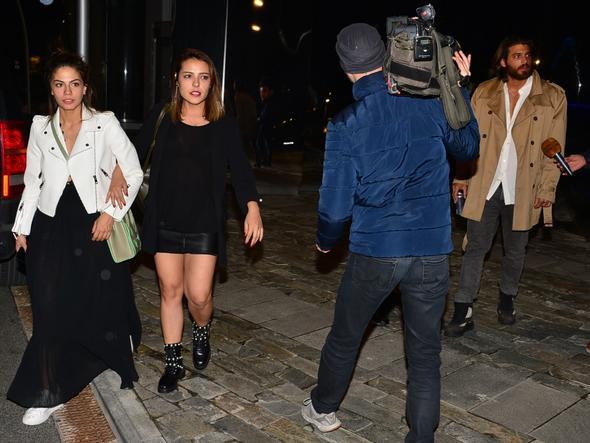 Panik oldular  <br>    Elence sonras Demet zdemir ve Can Yaman, nden arkadalarn gndererek kapda gazetecilerin olup olmad kontrol ettirdi.
