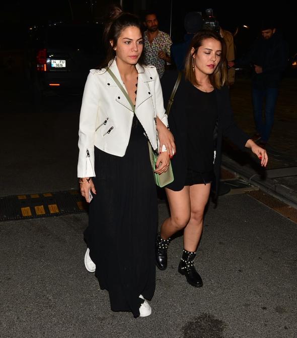 Demet zdemir, &#8220;Sekin Bey&#8217;le ayrlk nedeniniz Can Bey mi?&#8221; sorusu zerine &#8220;Ne alaka&#8230; Olur, mu yle ey?&#8221; yantn vermiti.