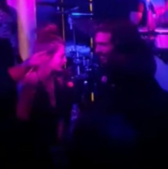 kili, Yldz Tilbe&#8217;nin &#8216;El Adam&#8217; arks eliinde romantik anlar yaad.