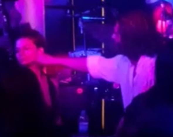 Mziin ritmine kendini kaptran Can Yaman sahneye karak Mert Davran ile birlikte &#8216;Ele Gne Kar&#8217; arksn seslendirdi.