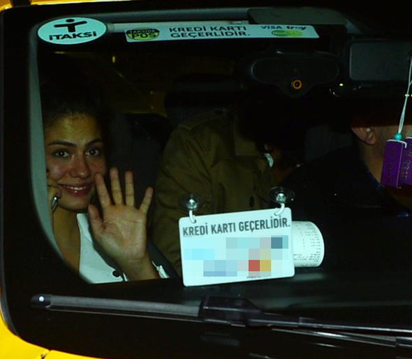 Ayrlk sebebi Can m?  <br>  Daha nce Sekin zdemir&#8217;le ak yaayan Demet zdemir&#8217;in ayrlk nedeni olarak partneri Can Yaman'la olan yaknlamas olduu iddia edilmiti.