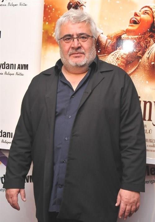 UUR YCEL      Son yllarda ald fazla kilolarla dikkat eken usta oyuncu Uur Ycel, yeni dizisindeki rol gerei fazla kilolarndan kurtuldu.    Ycel'in, 11 ay boyunca sk bir diyet uygulayarak 30 kilo verdii renildi.