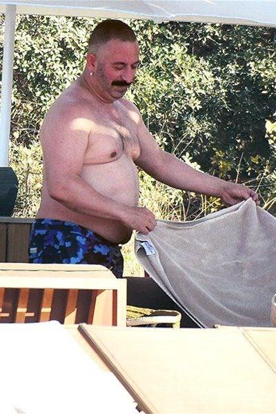 44 yandaki Ylmaz, getiimiz yl yaz tatilinde ekilen fotorafnda kilolu hali dikkat ekmiti.