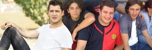 URAZ KAYGILAROLU    Pis Yedili dizisinde Canburger karakteriyle adn geni kitlelere duyuran Uraz Kayglarolu 3 Adam programnda nasl 64 kilo verdiini anlatt.    Son olarak Dnerse Senindir filminde rol alan ve 2008 ylndan bu yana 64 kilo veren 29 yandaki oyuncu o sre hakknda yle konutu: "Tbbi bir operasyon falan geirmedim. Diyetle kilo verdim. Bir gn kuzenim Meri ile giyinirken ki kendisi ok zayftr. orabm ekmek iin eildim. O srada kuzenim 'Eil de bir gbeine bak' dedi. Normalde ay vb. hayvan benzetmelerine ok maruz kalsam da o laf benim ok arma gitti. Sonra yememeye baladm ve 15-20 kilo verdim."